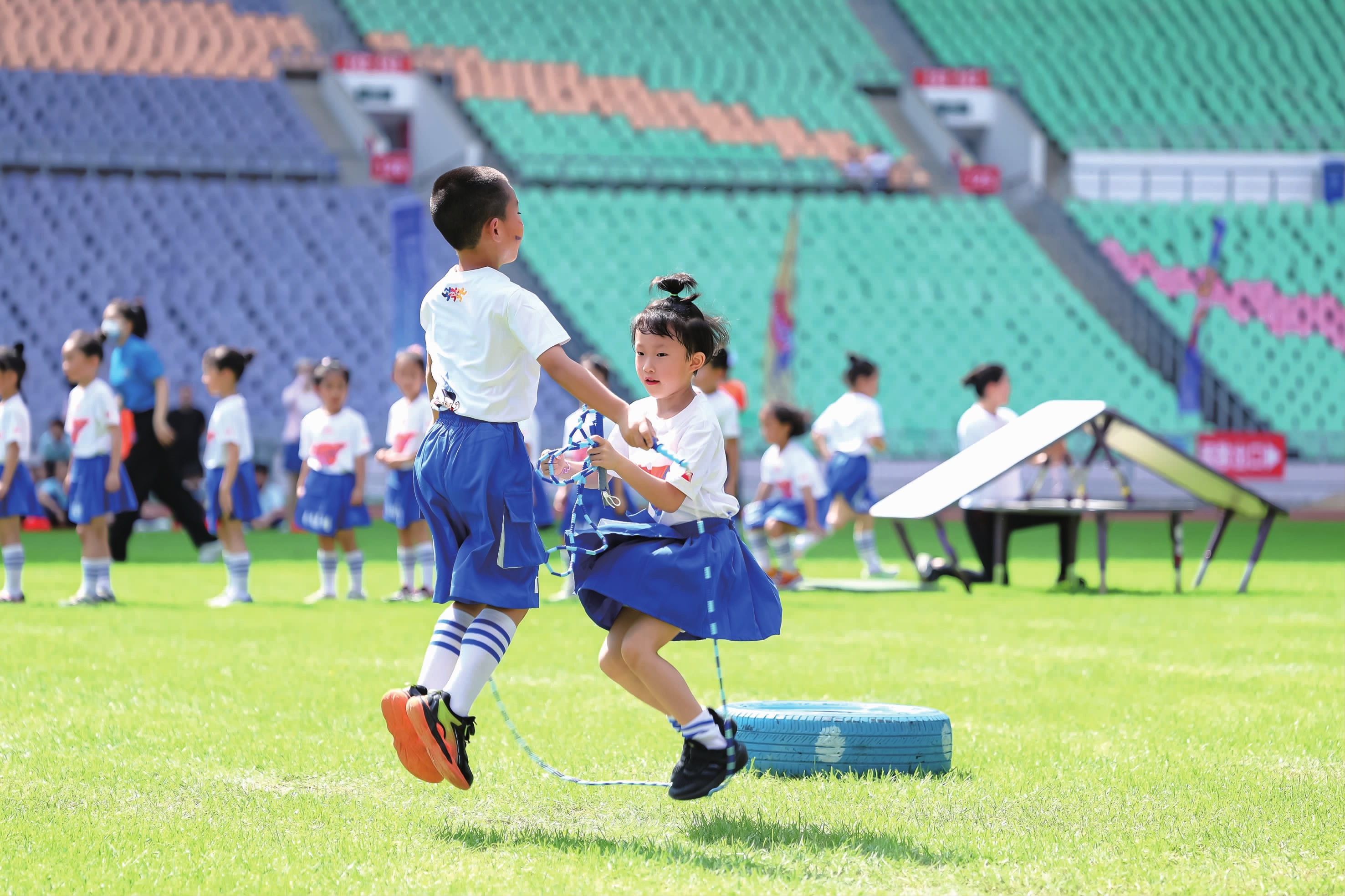 曼联足总杯点球出局！攻防毛病依旧，阿莫林赛后却提英超夺冠目标曼联足总杯点球4-5出局齐尔克泽失点落泪！攻防毛病依旧，阿莫林却提英超夺冠目标。